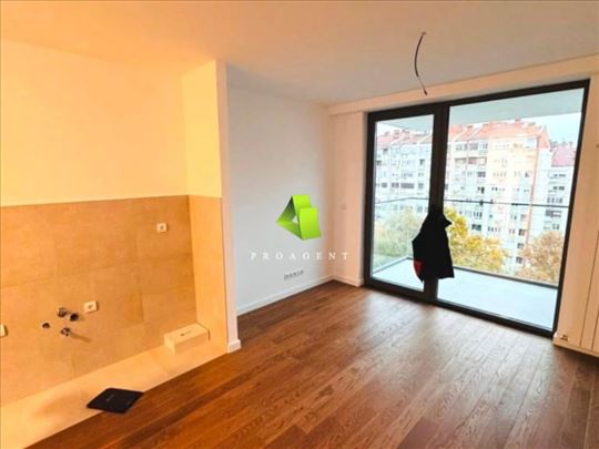 Nenameštena garsonjera u modernom stambenom komple
