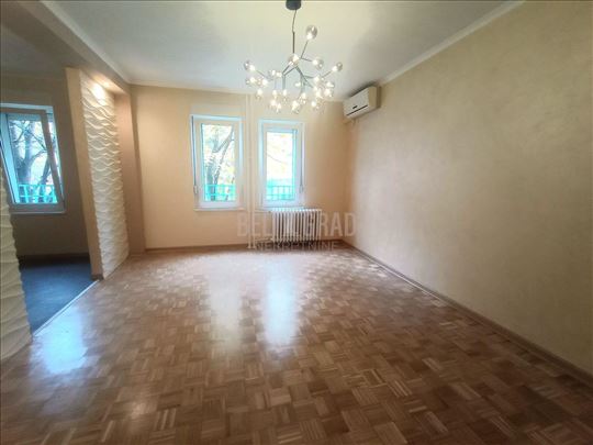 Vračar ,Kompletno renoviran stan 41 m², ostava, po