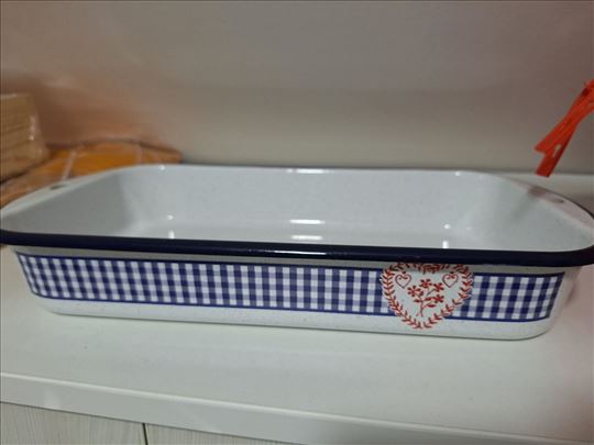 Tepsije i lonac za mleko