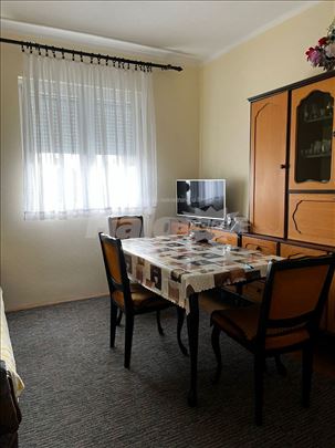 Uknjižen, 49m2 centar, pripadajući podrum i tavan