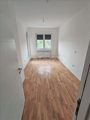 USELJIV stan odmah novogradnja centar