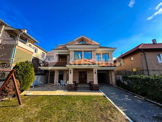Vila sa dvorištem | Mladenovac | Četiri nivoa