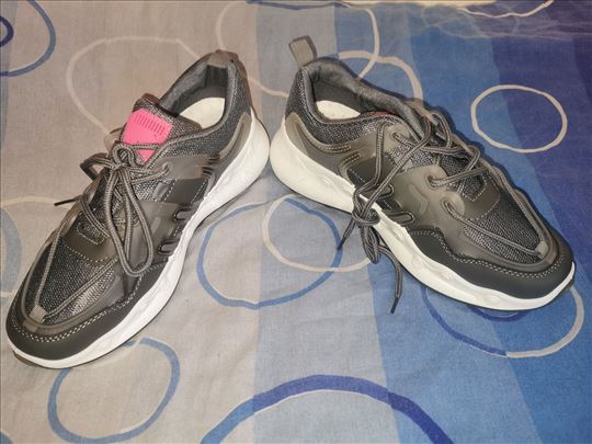Zenske patike BR. 38-39