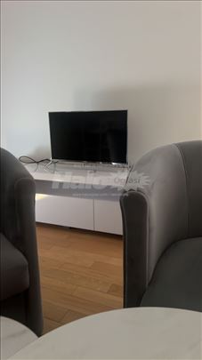 Izdajem opremljen stan u centru Obrenovca