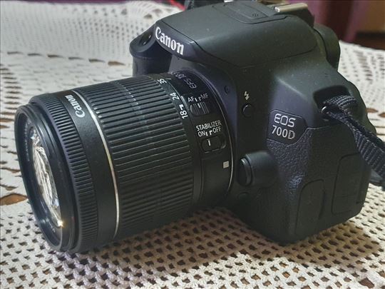 Canon 700D digitalni foto aparat objektiv 18-55mm 