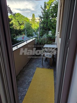 Dedinje, Neznanog junaka, okruzen zelenilom 