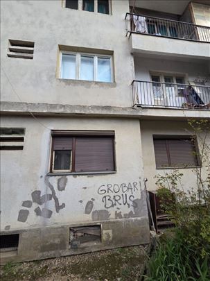 Na prodaju stan u centru Brusa