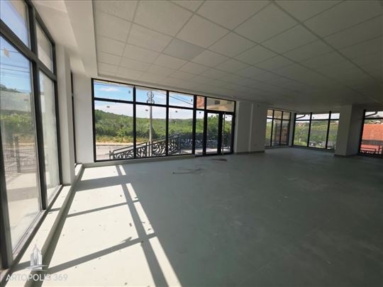 Odličan posl. prostor, trostran izlog, Radmilovac