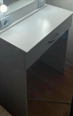 Radni sto mali sa jednom velikom fijokom