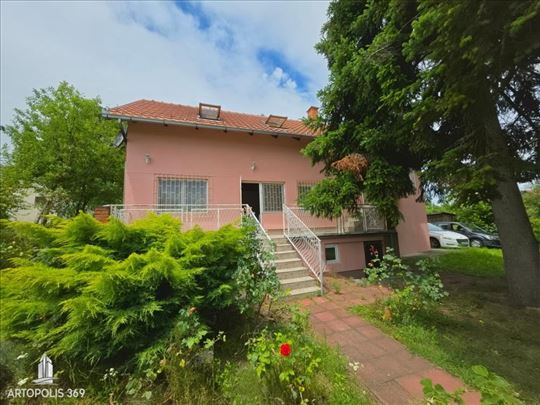 Uknjižena, renovirana, 166m2, 21 ar placa ID#1335