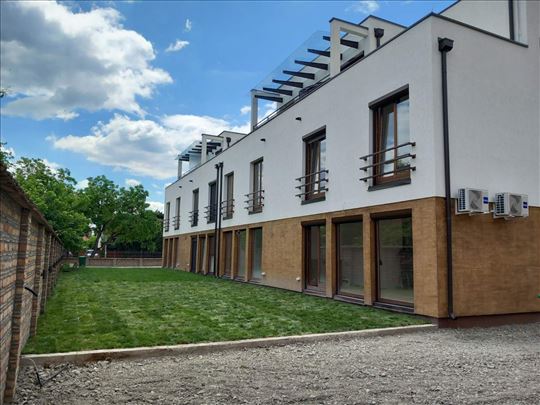 Borča, uknjizena novogradnja, vertikala, parking, 