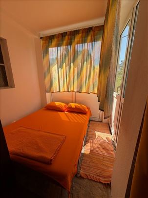 Izdajem apartman u Tivtu