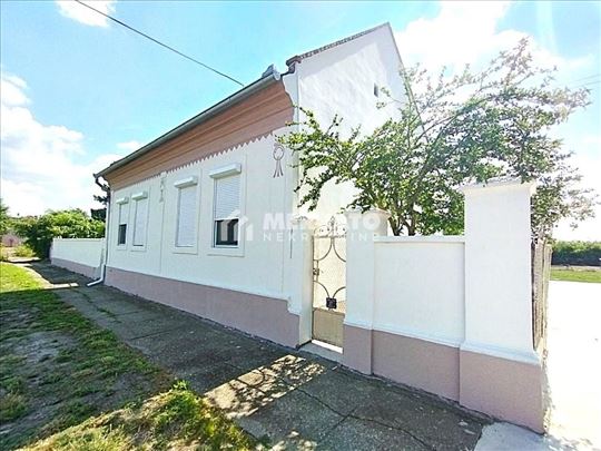 Renovirana seoska kuća na parceli od 22a, Torda, Ž