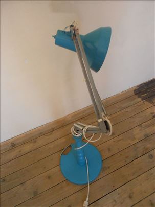 Stara industrijska podna lampa - ispravna