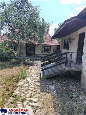 Topola - Žabare 61ar + tri kuće (90+90+60kvm)