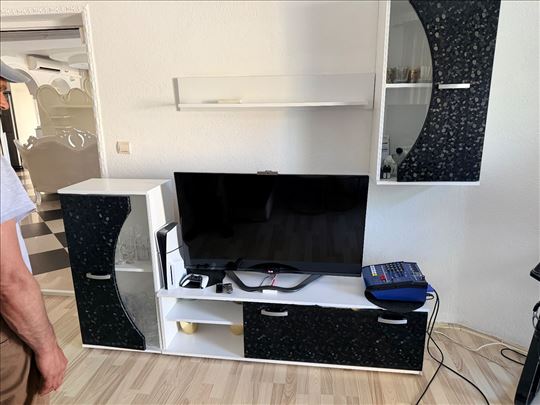 TV komoda sa vitrinom i zidnom policom – moderno o