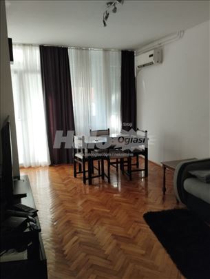 Izdajem 1,5 sobni stan na duži period.