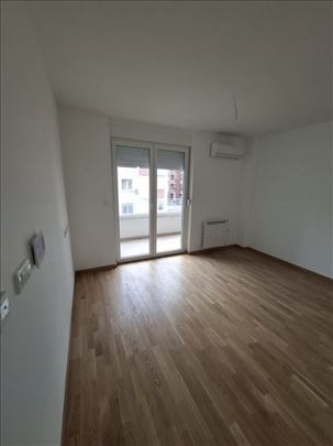 Nov useljiv trosoban stan 70 m2 u Zrenjaninu