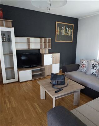 Odličan trosoban stan na Detelinari