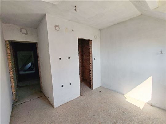 Posl.-stamb. zgrada sa 6 Apartmana, Sala i Stan