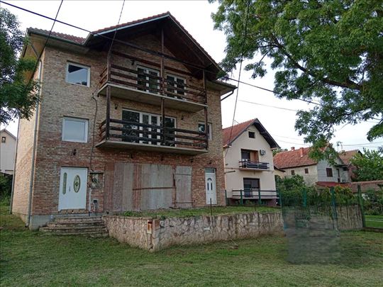 Posl.-stamb. zgrada sa 6 Apartmana, Sala i Stan
