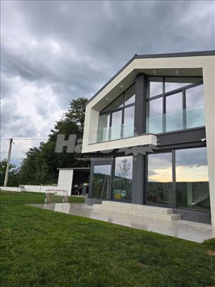 Nova lux kuća sa dvorištem u Staroj Lipovici 