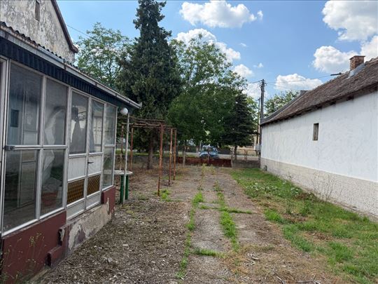 Plac 14,5 ari sa kućom za renoviranje – Jakovo