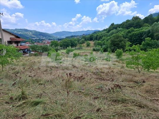 Plac uz asfaltni put/10 km od Užica