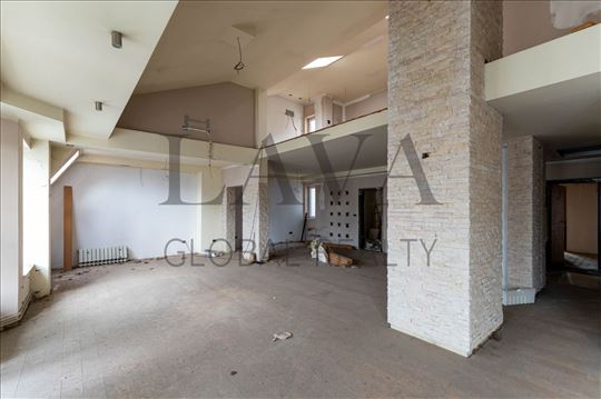 Prostran duplex stan od 318 m² sa master apartmano