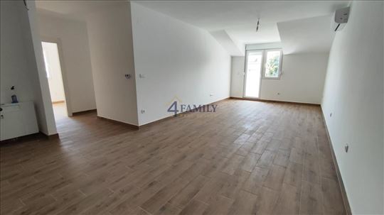 Zemun, 3,5, useljiv, parking u ceni