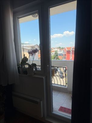 Balkonska PVC vrata i prozor. Spolja antracit.