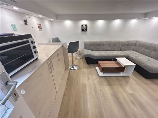 Izdavanje, Cvetkova pijaca, 18m2 0.5