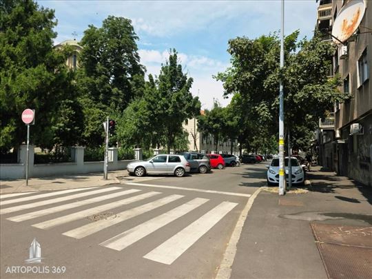 Kompletno namešten salonski stan, dve spavaće sobe
