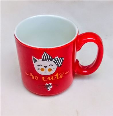 Prelepa mala porcelanska šolja.