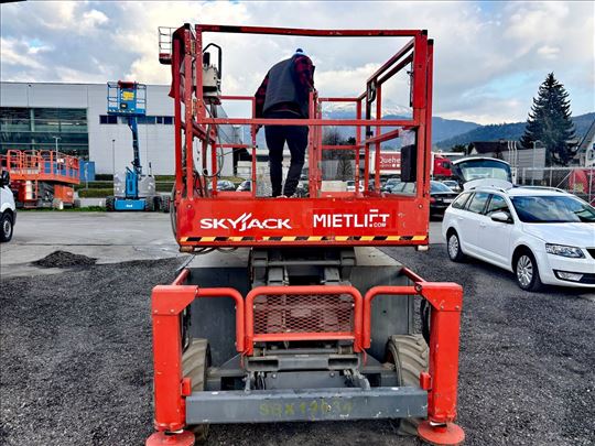 PRODAJEM SKYJACK DIZALICU