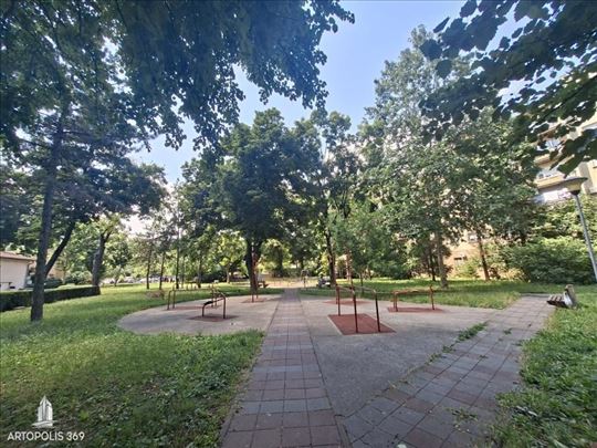 Odličan, u mirnom kraju, moguća kreditna kupovina
