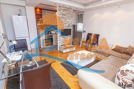 Izdaje se LUX dvoiposoban stan, 65m2,IV sprat kod