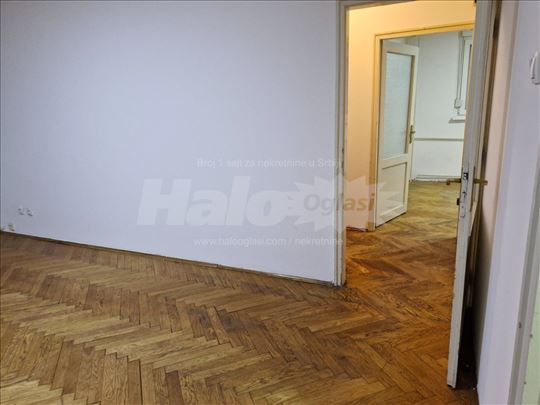 Izdajem stan u bloku dva na Novom Beogradu na duži