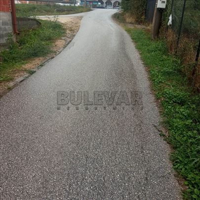 Izuzetna ponuda, dve zgrade, porodična 160 m2, pom