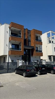 Luksuzan dvoiposoban stan u urbanoj vili