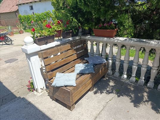 Paletna klupa od punog drveta 
