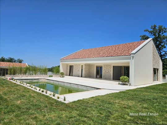 Vila sa bazenom okružena borovima