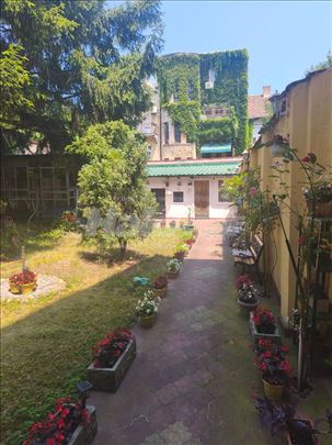 Izdaje se stan sa izlazom na dvorište-Centar Zemun