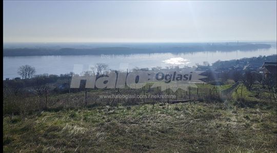 Jedinstveni plac sa pogledom na Dunav