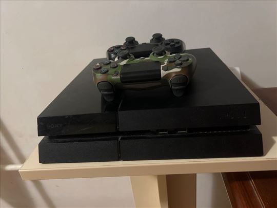 PlayStation 4 sa 12 igrica i sa 2 dzojstika