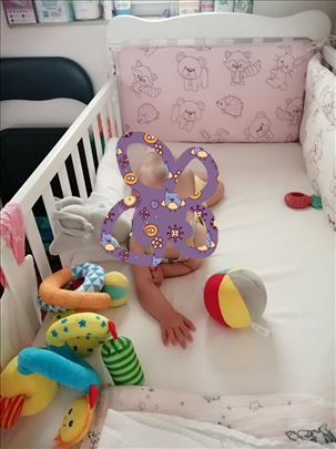 Prodajem drveni i prenosivi krevetac za bebe