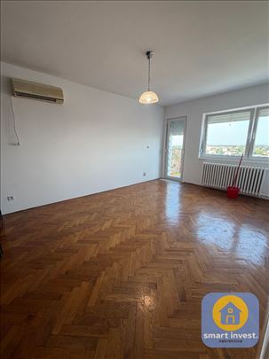 Strogi centar, odmah useljiv, renoviran, 3.0 stan!