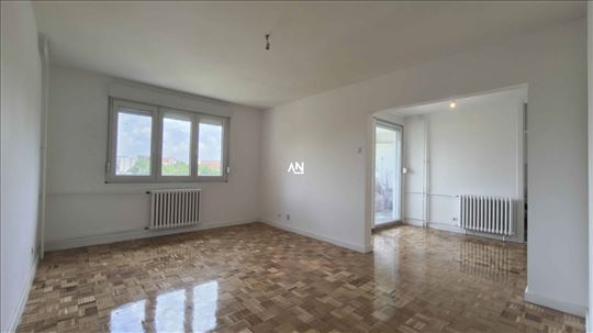 Terasa za uživanje. Adaptibilan u 4.0 soban stan.
