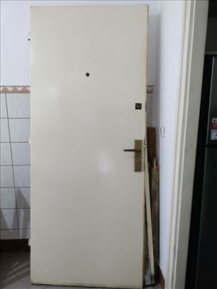 Vrata ulazna drvena za stan Karaburma