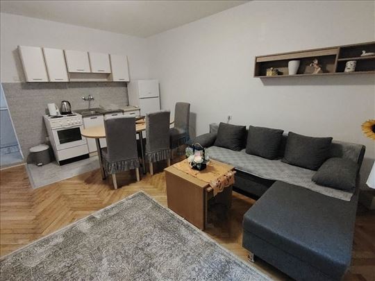Zemun, Karađorđev trg, 38 m2